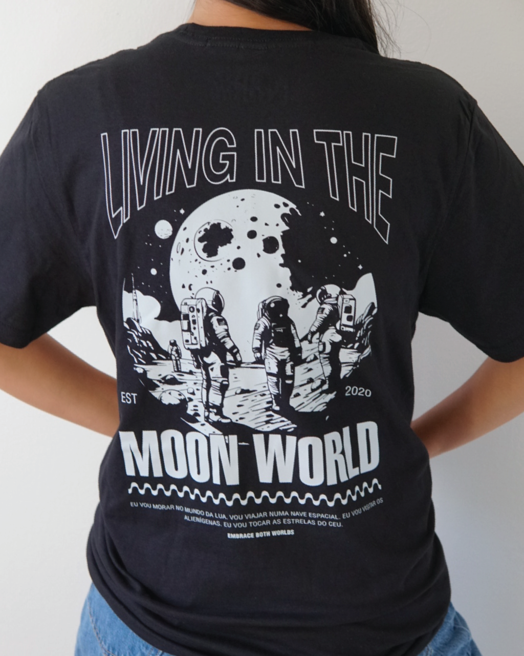 Morando No Mundo da Lua T-Shirt