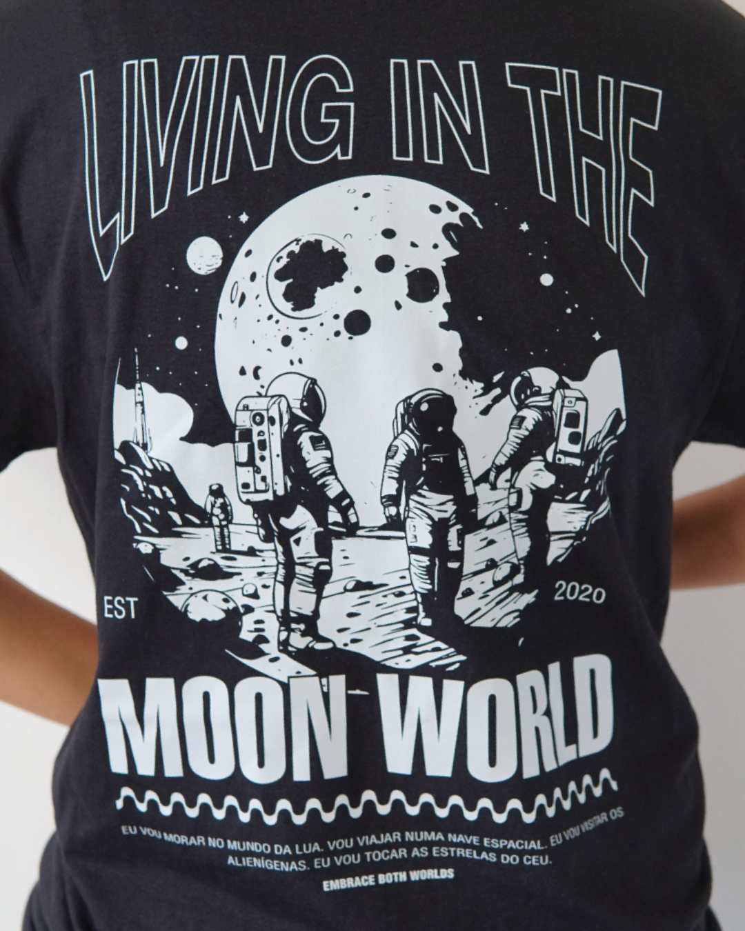 Morando No Mundo da Lua T-Shirt